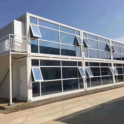 Ευρύχωρο εσωτερικό πολυώροφο οικία με κιβώτιο στο εσωτερικό διάδρομο με ασφαλή ασφάλεια και δομή κιβωτίου