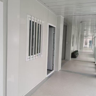 Casas privadas de aço de piso único no corredor interior com quarto aconchegante e banheiro compartilhado